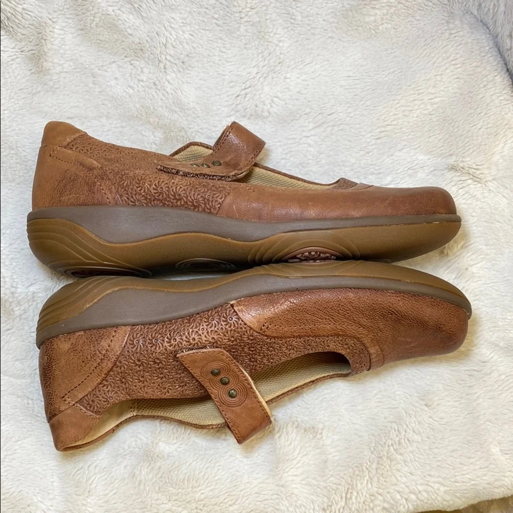 Halsa Footwear Brown Textured Flats with Strap